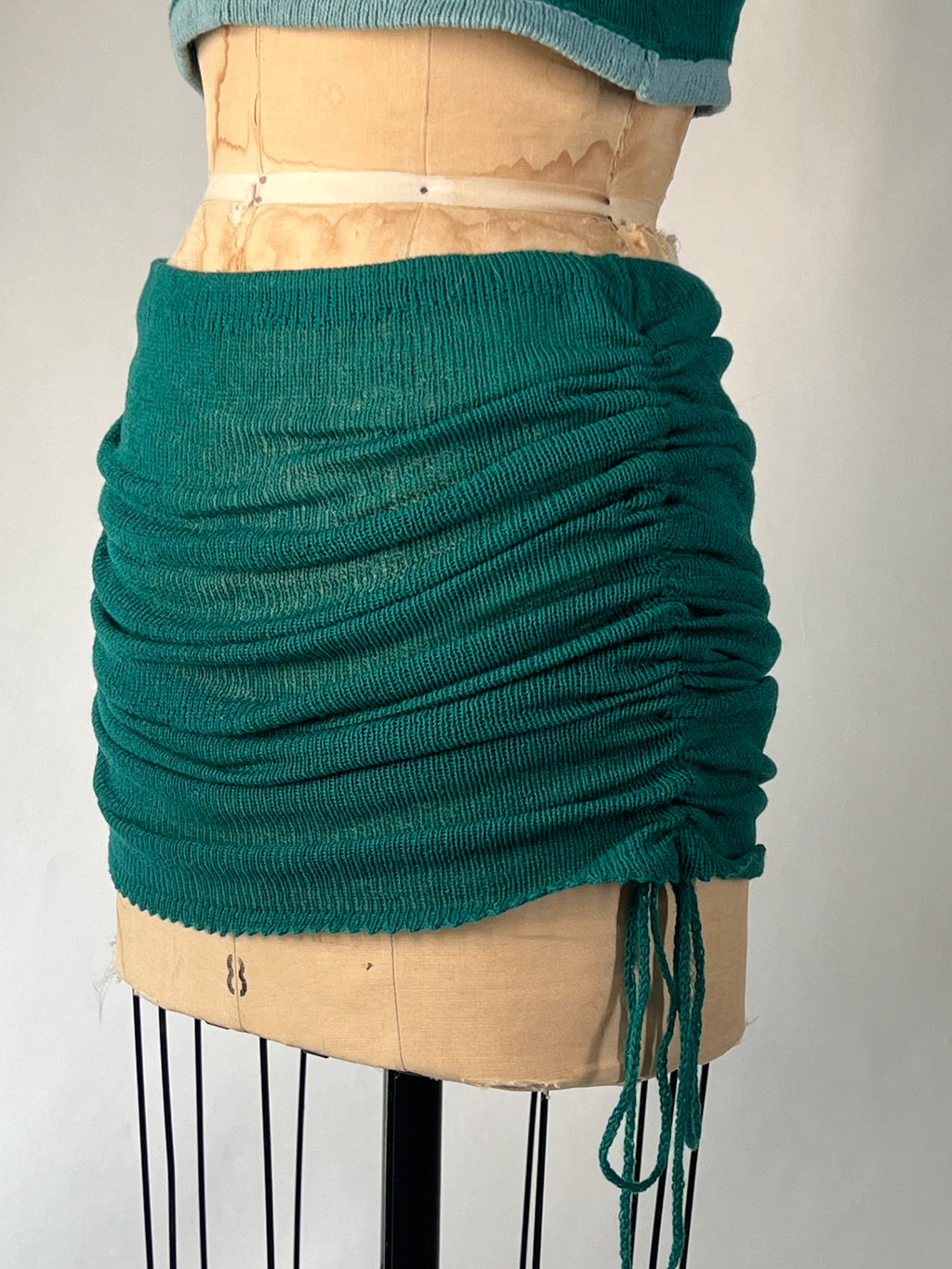 Adjustable drawcord skirt