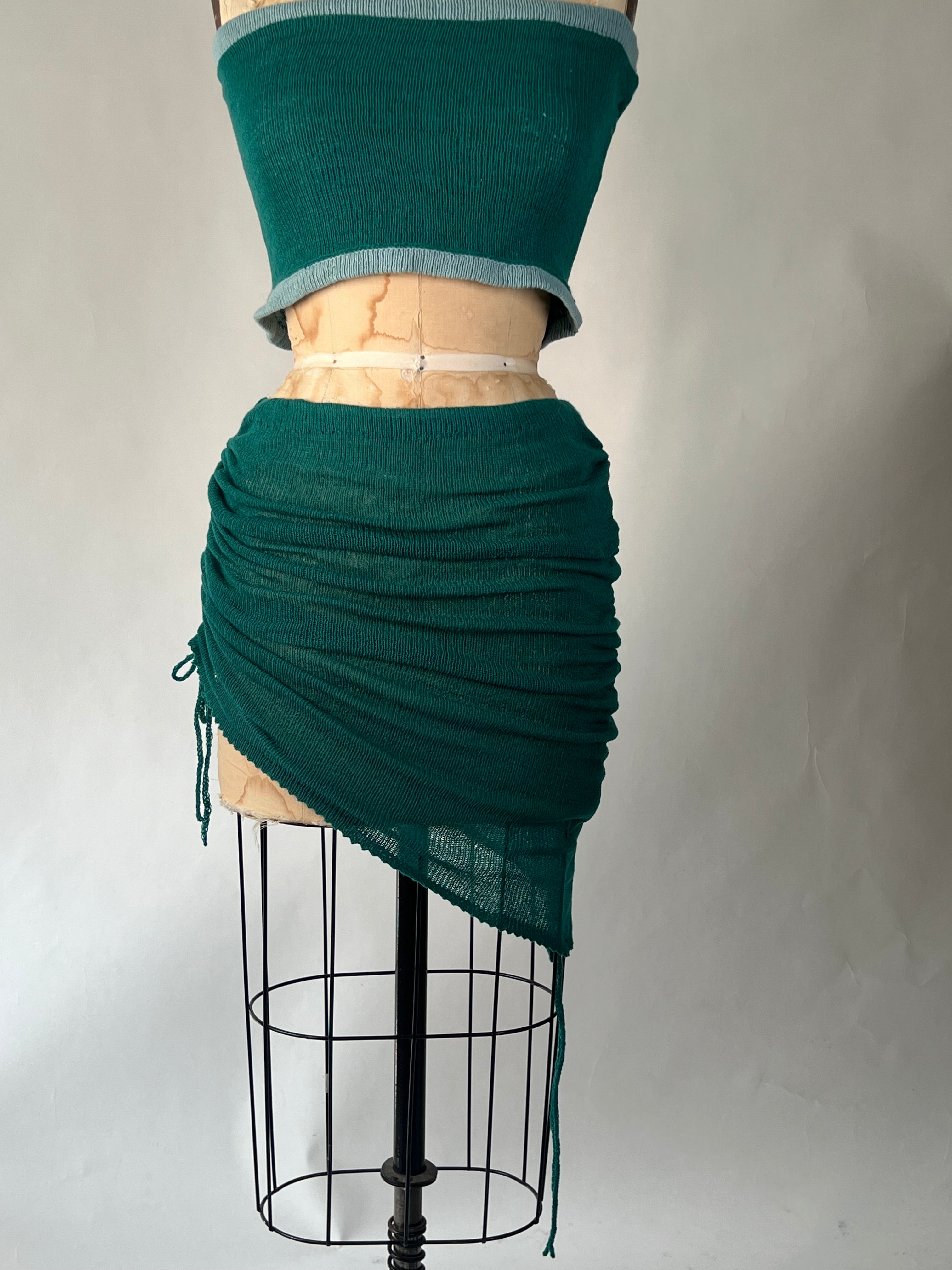 Adjustable drawcord skirt