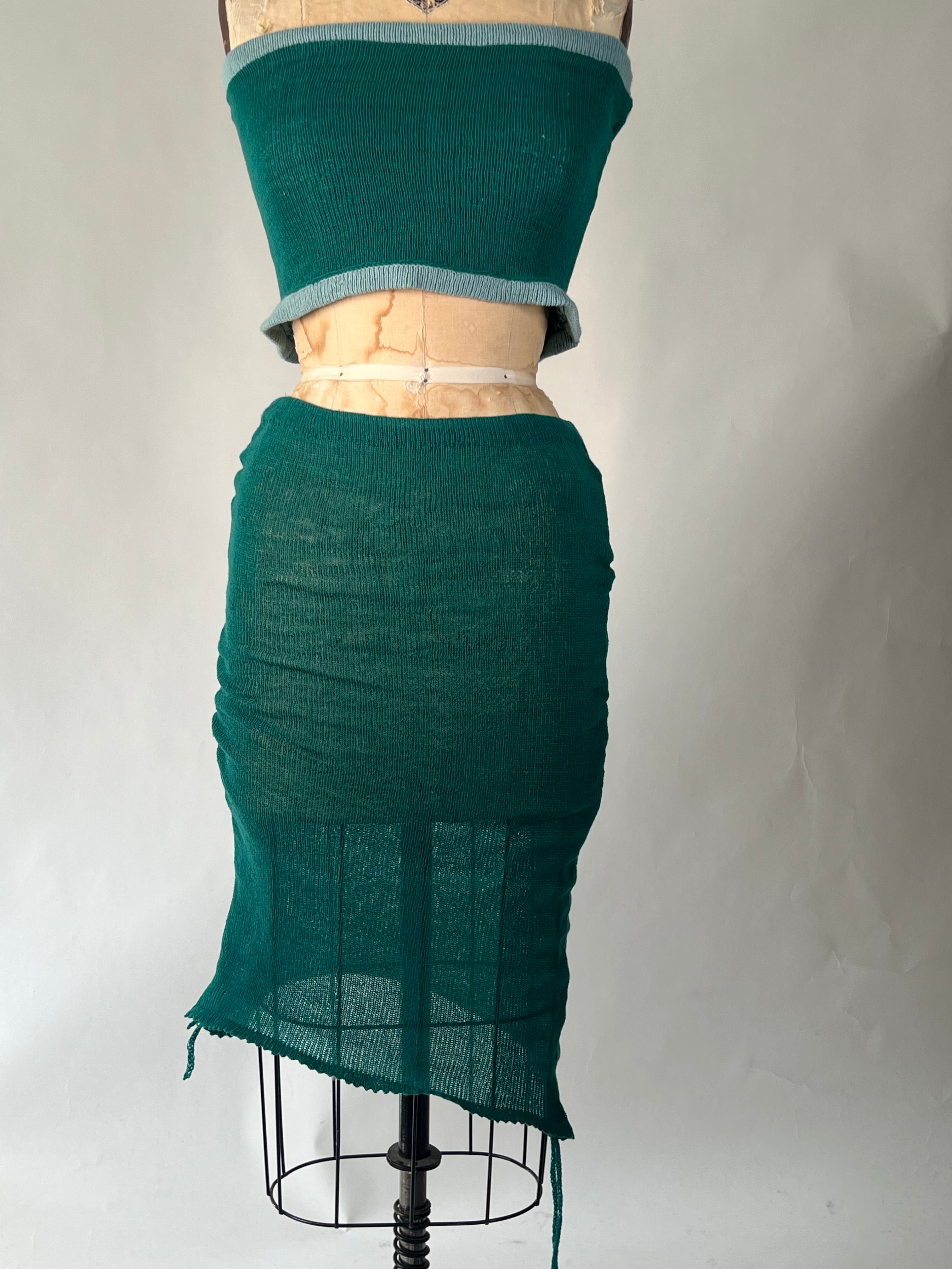 Adjustable drawcord skirt